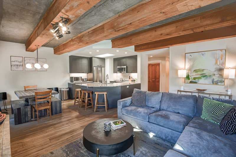 The Plaza 441 — Walk-to-Lifts 2BR & 2 Hot Tubs