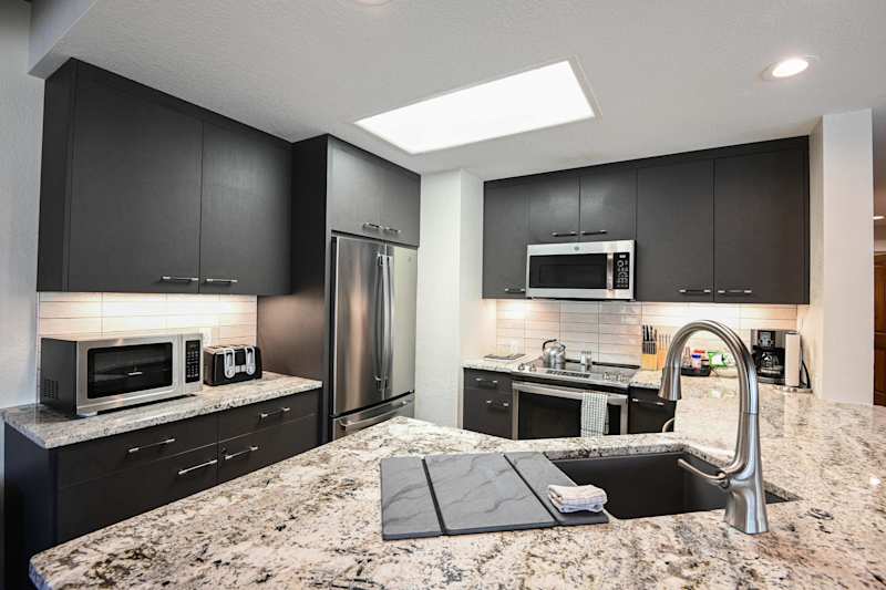 The Plaza 441 — Walk-to-Lifts 2BR & 2 Hot Tubs