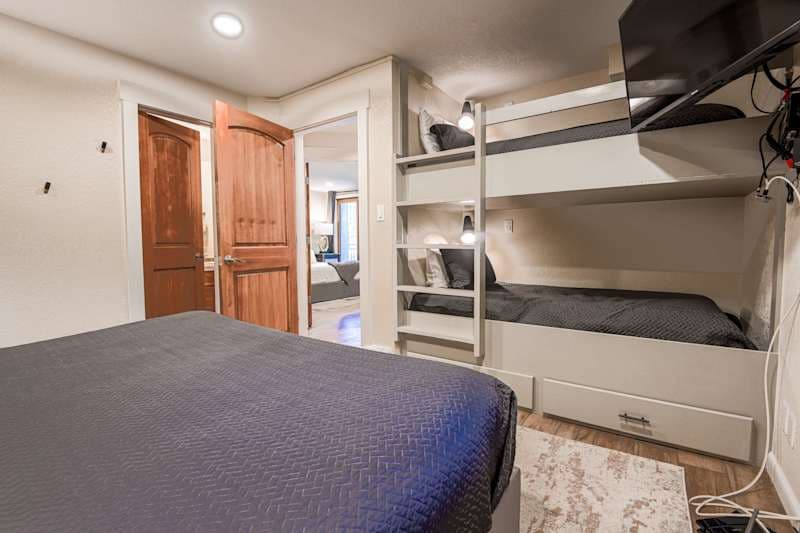 The Plaza 441 — Walk-to-Lifts 2BR & 2 Hot Tubs