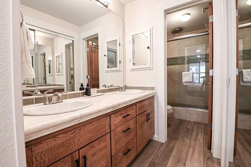 The Plaza 441 — Walk-to-Lifts 2BR & 2 Hot Tubs