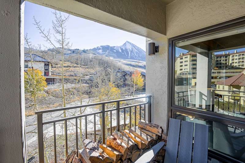 The Plaza 441 — Walk-to-Lifts 2BR & 2 Hot Tubs