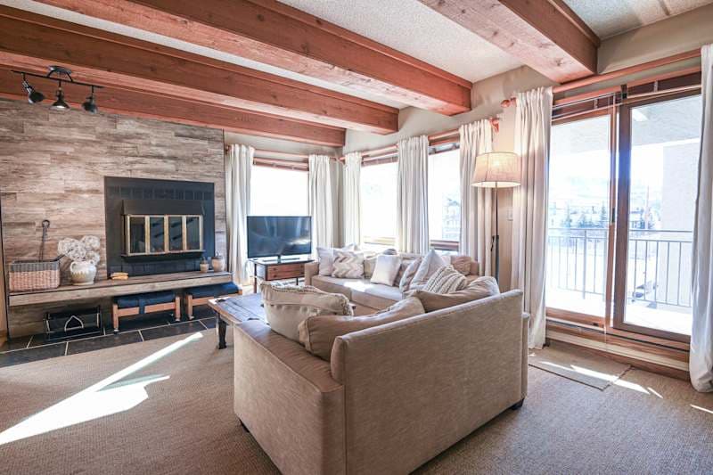 Modern Finishes and Cozy Vibes Plaza 2 BR mtn view