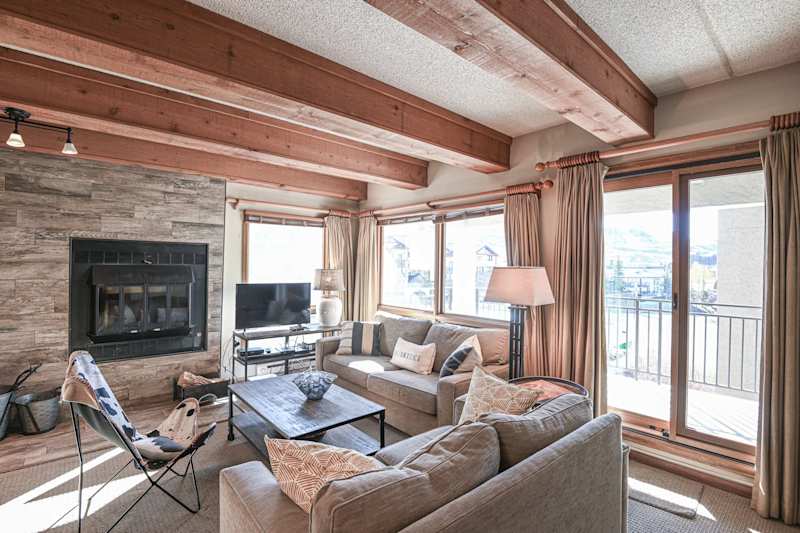 The Plaza 232 — Walk-to-Lift 2BR Condo with 2 Hot Tubs