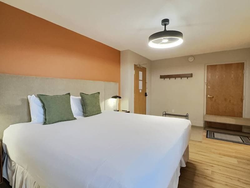Modern Suite, Pool, Hot Tub, Mountain View