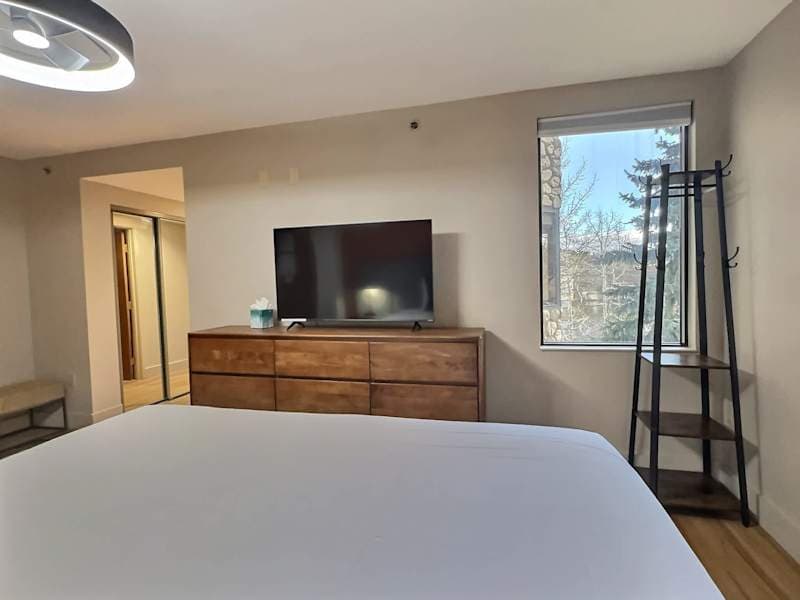 Modern Suite, Pool, Hot Tub, Mountain View