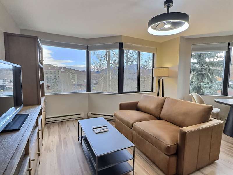 Modern Suite, Pool, Hot Tub, Mountain View