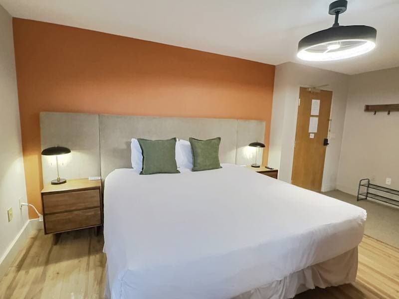 Modern Suite, Pool, Hot Tub, Mountain View