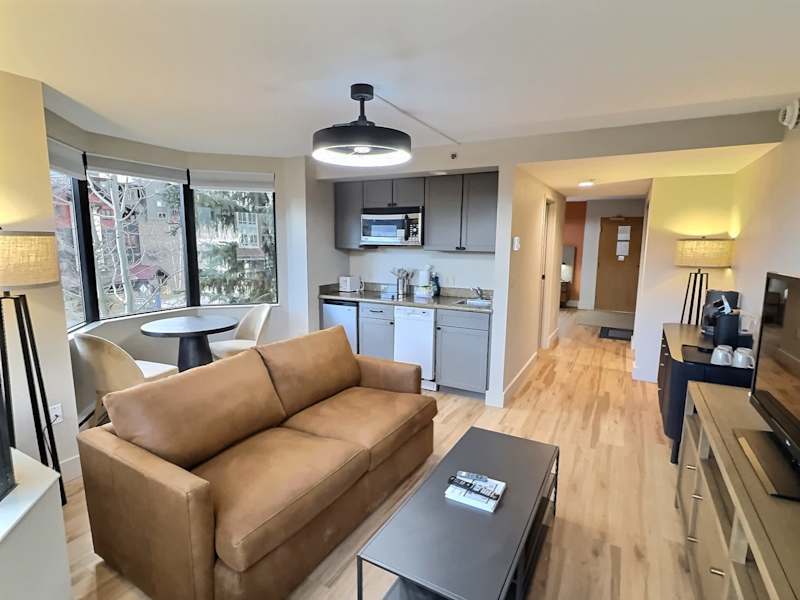 Modern Suite, Pool, Hot Tub, Mountain View