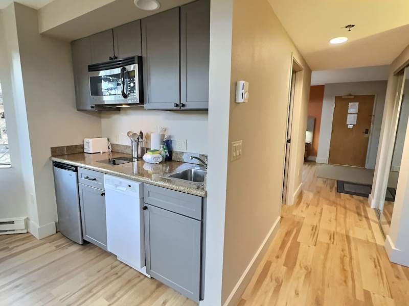 Modern Suite, Pool, Hot Tub, Mountain View