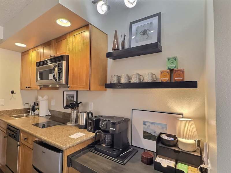 Renovated Studio | Walk to Lifts | Pool & Hot Tub