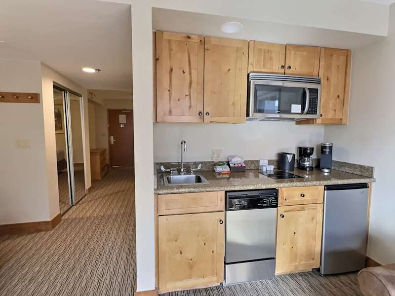 Grand Lodge Ski Suite – Walk to Lifts, Hot Tub & Heated Pool