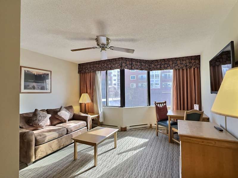Grand Lodge Ski Suite – Walk to Lifts, Hot Tub & Heated Pool