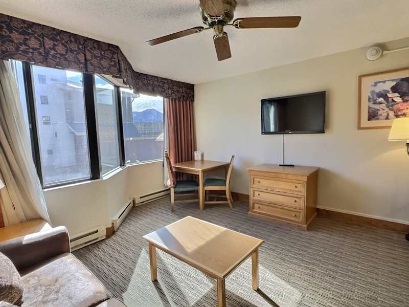 Grand Lodge Ski Suite – Walk to Lifts, Hot Tub & Heated Pool