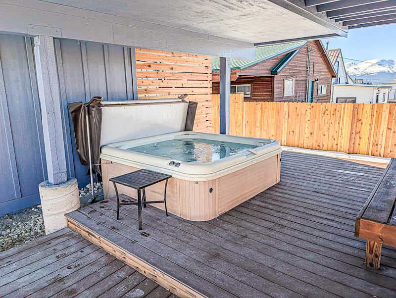 Dairy Flat — Pet-Friendly 2BR with Hot Tub, Walk to Downtown Leadville