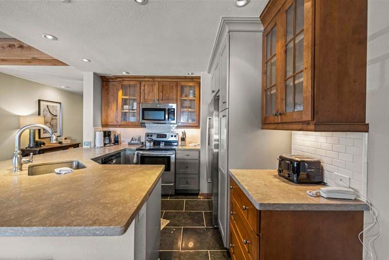Modern Finishes and Cozy Vibes Plaza 2 BR mtn view
