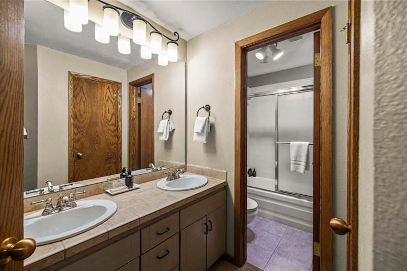 Modern Finishes and Cozy Vibes Plaza 2 BR mtn view