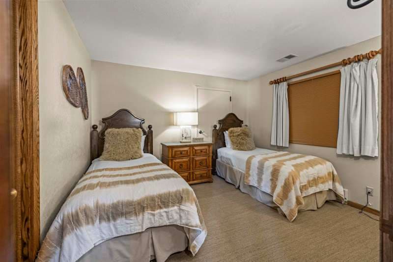 Modern Finishes and Cozy Vibes Plaza 2 BR mtn view