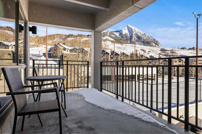 Modern Finishes and Cozy Vibes Plaza 2 BR mtn view