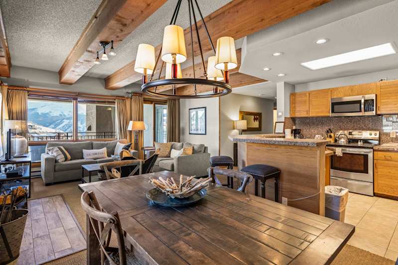 The Plaza 232 — Walk-to-Lift 2BR Condo with 2 Hot Tubs