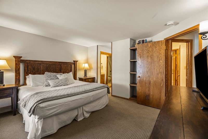 The Plaza 232 — Walk-to-Lift 2BR Condo with 2 Hot Tubs