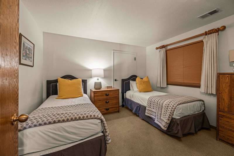The Plaza 232 — Walk-to-Lift 2BR Condo with 2 Hot Tubs