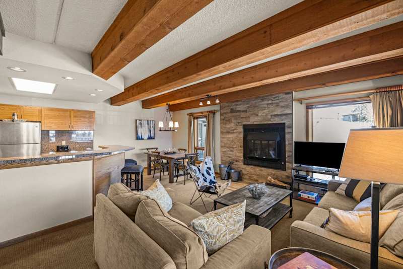 The Plaza 232 — Walk-to-Lift 2BR Condo with 2 Hot Tubs