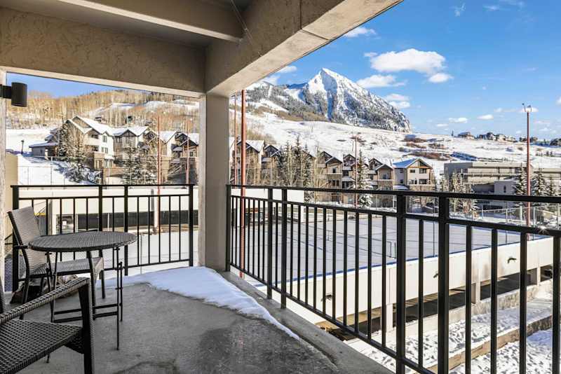 The Plaza 232 — Walk-to-Lift 2BR Condo with 2 Hot Tubs