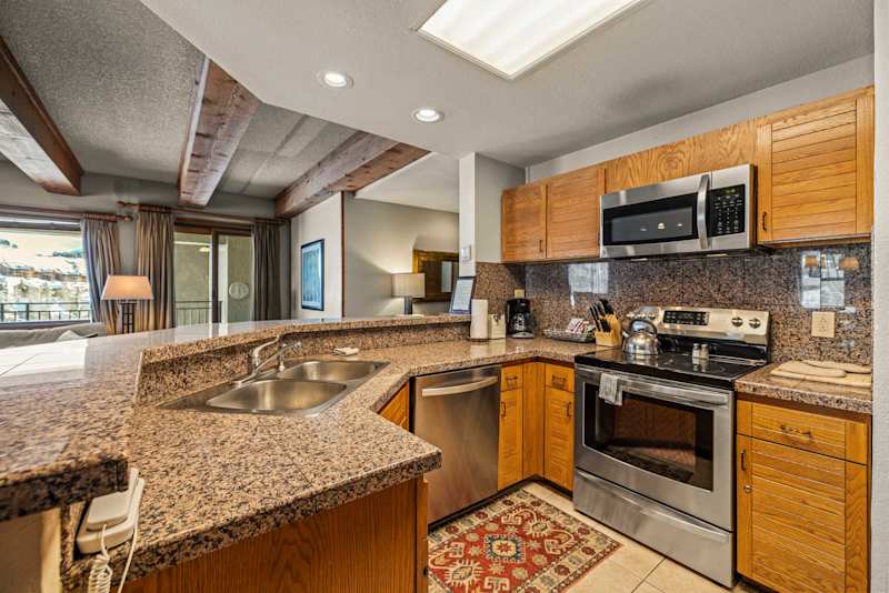 The Plaza 232 — Walk-to-Lift 2BR Condo with 2 Hot Tubs