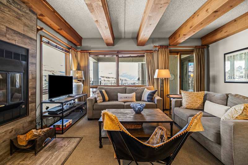 The Plaza 232 — Walk-to-Lift 2BR Condo with 2 Hot Tubs