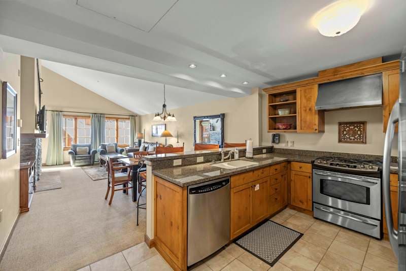 2 Bedroom Penthouse Condo at the Lodge at Mountaineer Square, Hot Tub and Pool