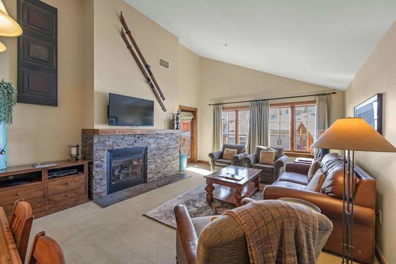 2 Bedroom Penthouse Condo at the Lodge at Mountaineer Square, Hot Tub and Pool