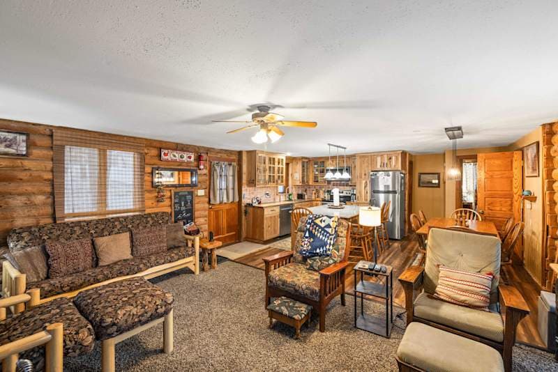 2BR Cabin–Deck Lake View & Access–BBQ, Pets OK!