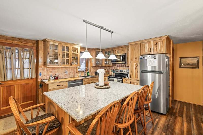 2BR Cabin–Deck Lake View & Access–BBQ, Pets OK!