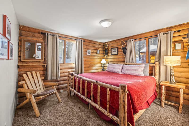 2BR Cabin–Deck Lake View & Access–BBQ, Pets OK!