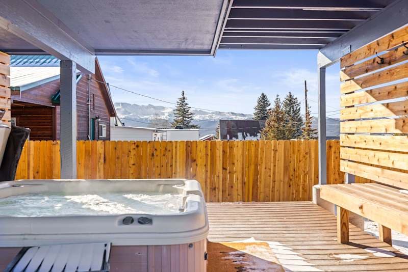 Dairy Flat — Pet-Friendly 2BR with Hot Tub, Walk to Downtown Leadville