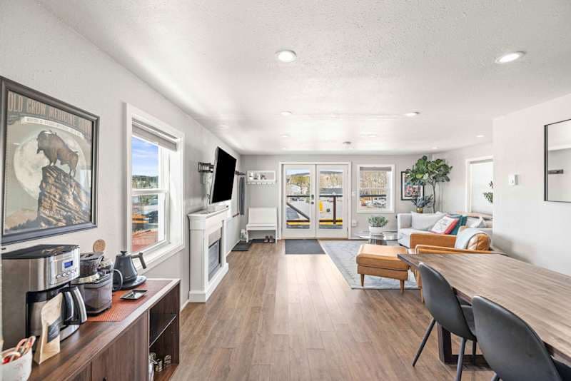 Dairy Flat — Pet-Friendly 2BR with Hot Tub, Walk to Downtown Leadville