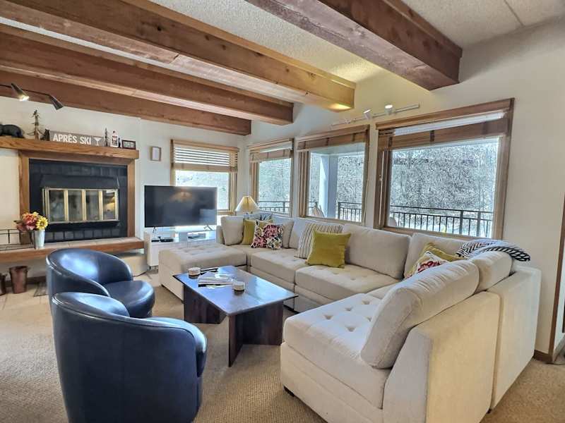 The Plaza 239, Ski-In Access & 2 Hot Tubs
