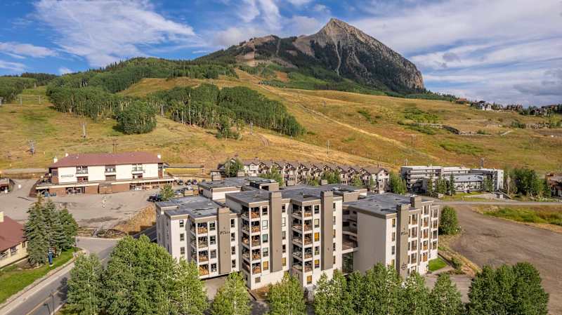 The Plaza 239, Ski-In Access & 2 Hot Tubs