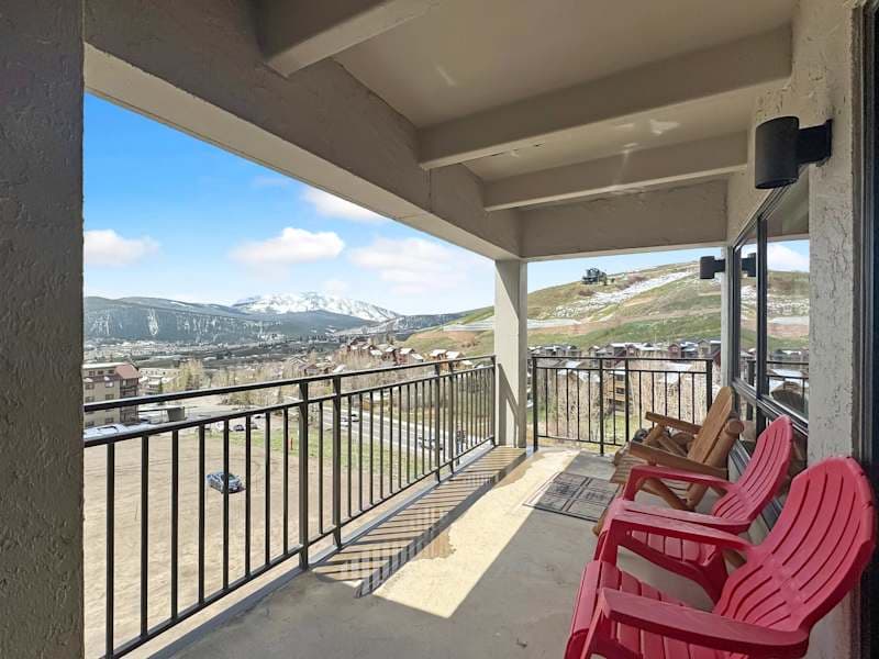 Walk-to-Lift, Hot Tub & Sauna, 2BR Ski Condo