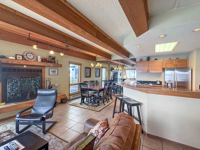 Walk-to-Lift, Hot Tub & Sauna, 2BR Ski Condo