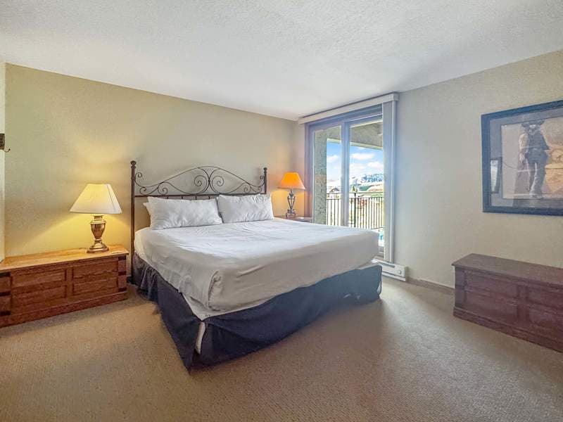 Walk-to-Lift, Hot Tub & Sauna, 2BR Ski Condo