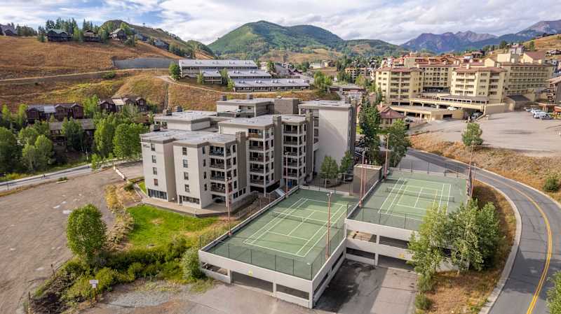 Walk-to-Lift, Hot Tub & Sauna, 2BR Ski Condo